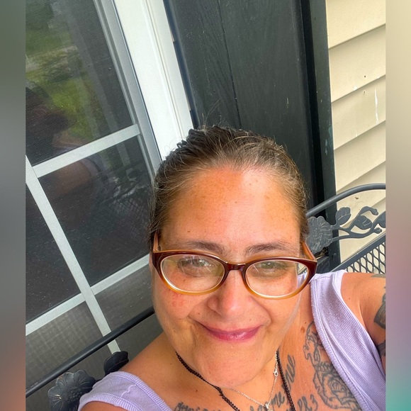 Meet your Posher, Melissa - Picture 1 of 3